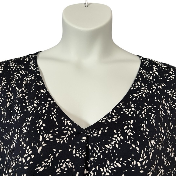 NWOT, Reitmans, Plus Size Floral V-Neck Blouse, 3X, Navy & White - Picture 3 of 8